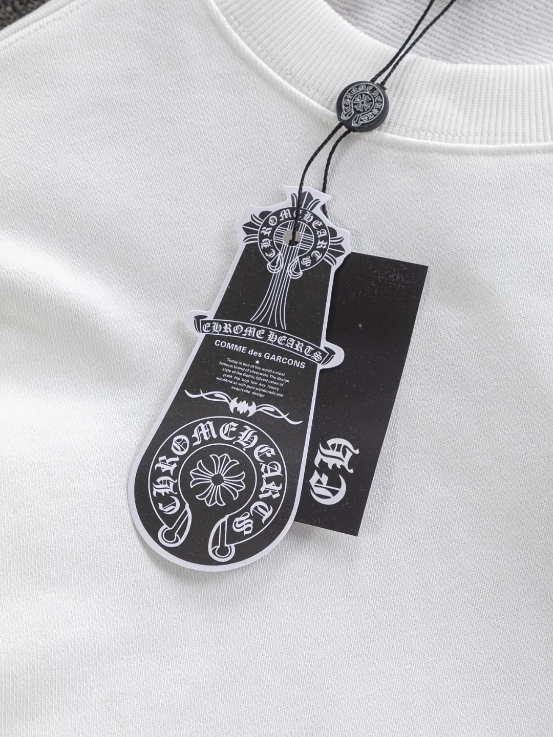 P240 Chrome Hearts CH Cross 25SS Autumn and Winter Sweatshirt Early Autumn Classic Colorful Horseshoe Patch Embroidery on the Chest Colorful Cross ✝️🪡Embroidered Logo on the Back Round Neck Pullover Sweatshirt, a popular style, a style that both men and women like, same style for men and women, 100% chance of turning heads when you wear it when you go out! It’s all about being handsome. The designer’s classic sense is precisely grasped. The whole piece of clothing is heavy. Industrial washing process. Ready-made garments are dyed + sprayed for a horse effect. The double-wash process is very recognizable. It uses heavy washing to make it distressed. The edges of the patch are slightly rolled and naturally distressed. It has a three-dimensional sense of layering and a little damage. It is very visually lethal. It adheres to Kroxin's consistent rough style. The chest and back are large, and the horseshoe flower printed patch pattern is embroidered and decorated. It is also decorated with silver metal engraved distressed buttons. The classic elements full of brand recognition instantly enhance the overall sense of grade and specification. Its texture is quite high-end! The overall feeling is high-end, simple and elegant, with silver hardware accessories, a full set of customized accessories, and the pattern of the entire dress is all decorated with patchwork three-dimensional embroidery technology, which is the finishing touch of the entire dress. The design on the back is even more eye-catching! ! This full back is so cool, it’s full of design, and the overall upper body style highlights fashion and individuality. Wearing it together as a couple is even more popular on the street. I recommend the early autumn sweatshirt! ! The fabric is a unique 440g 100% cotton, which is skin-friendly, breathable, warm to the touch, firm in texture, and smooth in lines. It can be called a back killer, which has very strict requirements on craftsmanship and cost. The smooth neckline, flat cuffs and hems are large and tightly stitched, tight and orderly, and the details are perfect. The consistent OS version can be worn alone or layered. It is very casual, but very iconic! It is simply the flagship of high-end trendy brands and must be included in your wardrobe. It has the American fashion spirit of freedom and individuality, and is highly recognizable and stylized! Color: Black White Size: S-XL Size chart: S: Shoulder width 51-Bust 56-Length 69 M: Shoulder width 52.5-Bust 58-Length 71 L: Shoulder width 54-Bust 60-Length 73 XL: Shoulder width 55.5-Bust 62-Length 75